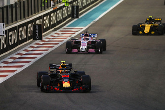 Max Verstappen, Red Bull Racing RB14, devant Sergio Perez, Racing Point Force India VJM11, et Carlos Sainz Jr., Renault Sport F1 Team R.S. 18