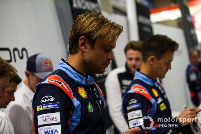 Andreas Mikkelsen et Dani Sordo signent des autographes