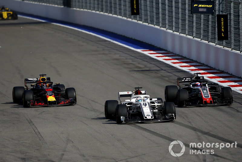 Marcus Ericsson, Sauber C37, Romain Grosjean, Haas F1 Team VF-18, dan Daniel Ricciardo, Red Bull Racing RB14