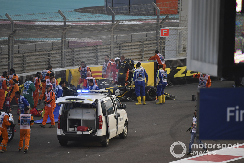 L'équipe médicale et les commissaires viennent en aident à Nico Hulkenberg, Renault Sport F1 Team R.S. 18 après son accident du premier tour