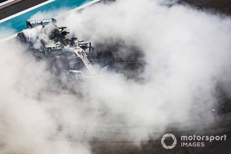 Lewis Hamilton, Mercedes-AMG F1 W09 hace donas al final
