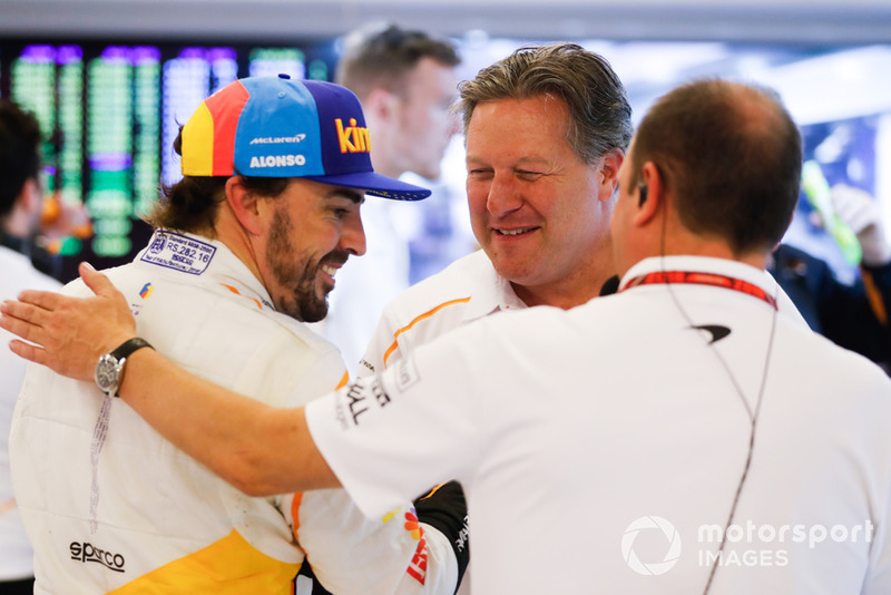 Fernando Alonso, McLaren, y Zak Brown, Director Ejecutivo, McLaren Racing, en el garaje