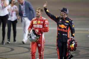 Sebastian Vettel, Ferrari et Max Verstappen, Red Bull Racing dans le parc fermé