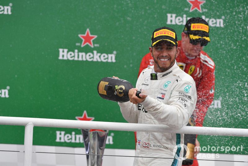 Il vincitore della gara Lewis Hamilton, Mercedes AMG F1, festeggia sul podio con lo champagne