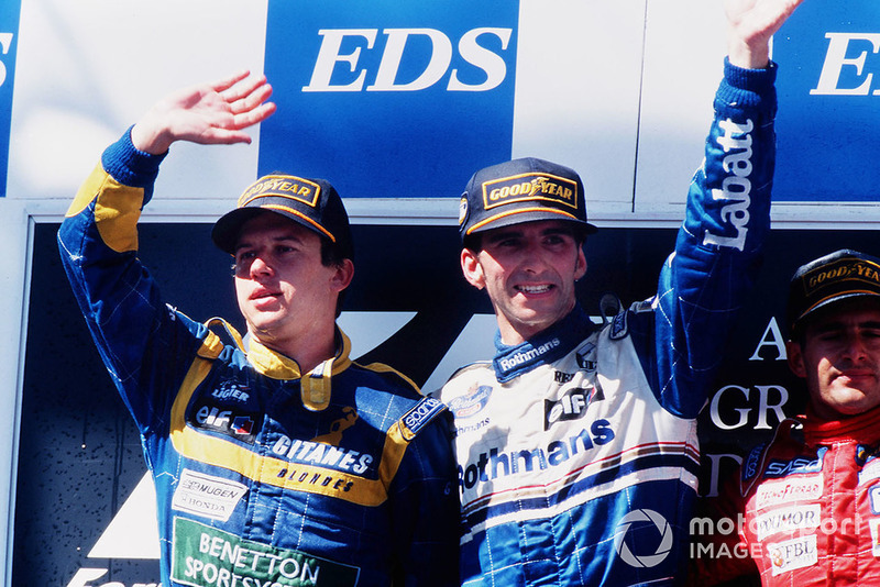 Damon Hill, Williams Renault, primera posición, Olivier Panis, Ligier Mugen-Honda, segunda posición, Gianni Morbidelli, Footwork Hart, tercera posición en el podio