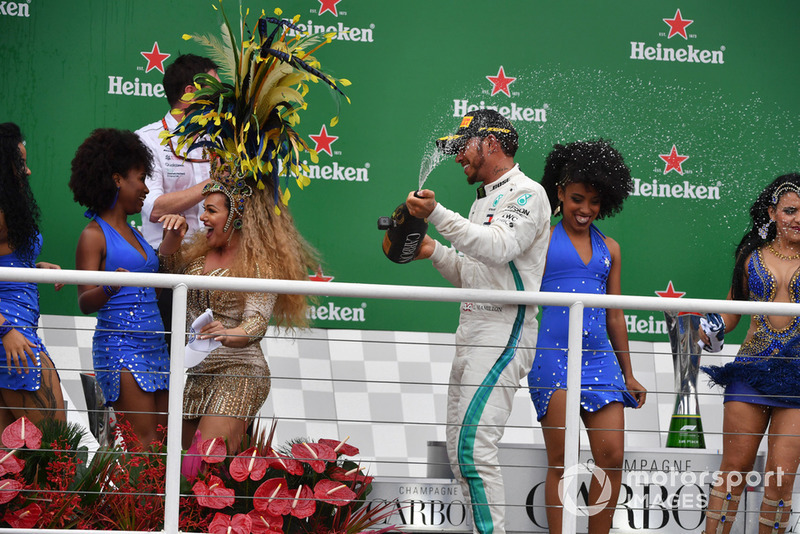 Il vincitore della gara Lewis Hamilton, Mercedes AMG F1, festeggia sul podio con Andy Shovlin, Chief Engineer Mercedes-AMG F1, le ballerine di Samba e lo champagne