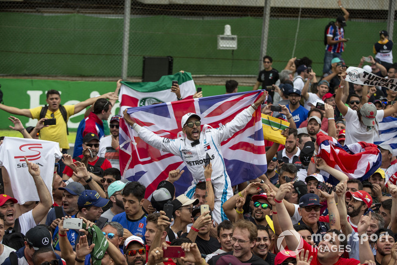 Lewis Hamilton, fan de Mercedes AMG F1 y bandera de la Unión y los fanáticos celebran