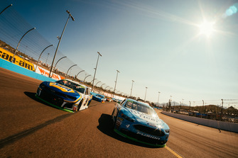Pace-Laps: Kevin Harvick, Stewart-Haas Racing, Ford Fusion Busch Light, Chase Elliott, Hendrick Motorsports, Chevrolet Camaro NAPA Auto Parts