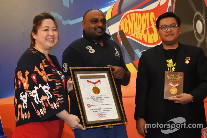 Penghargaan MURI: Trek Hot Wheels indoor terpanjang di Indonesia