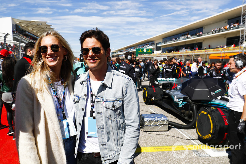 Cantante Emma Deign y el actor James Marsden en la parrilla