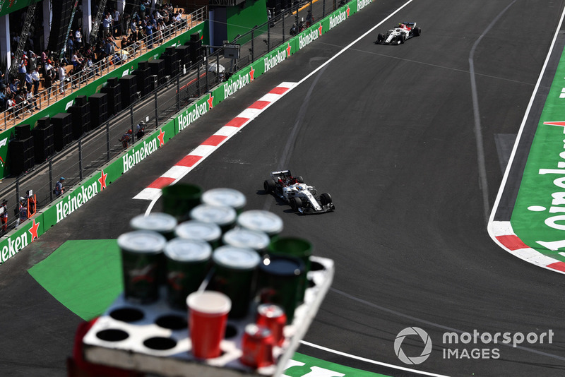 Beer vendor and Marcus Ericsson, Sauber C37 and Charles Leclerc, Sauber C37