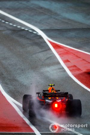 Max Verstappen, Red Bull Racing RB14, lascia la pit lane