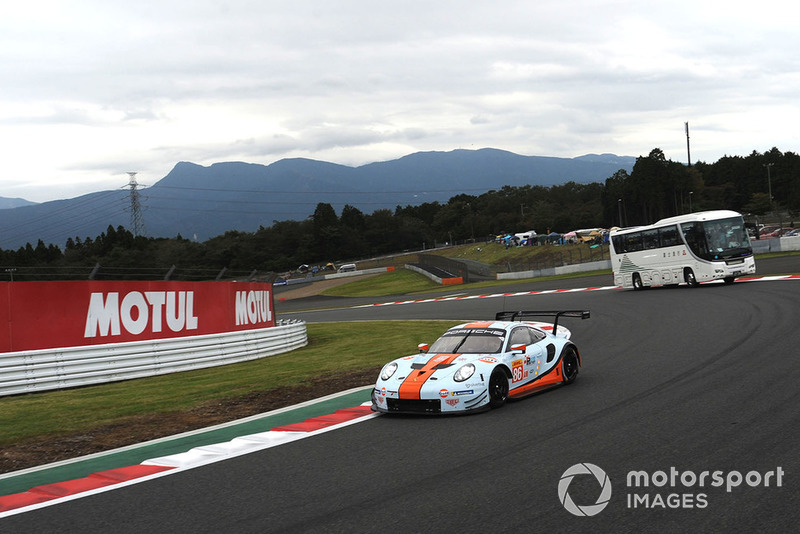 #86 Gulf Racing Porsche 911 RSR: Michael Wainwright, Benjamin Barker, Alex Davison with circuit safari bus