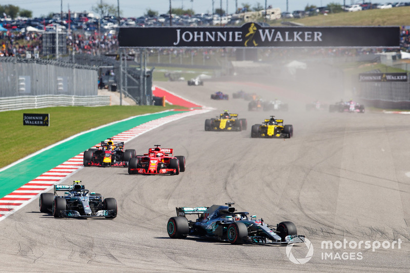 Lewis Hamilton, Mercedes AMG F1 W09 EQ Power+, leads Valtteri Bottas, Mercedes AMG F1 W09 EQ Power+, Sebastian Vettel, Ferrari SF71H, Daniel Ricciardo, Red Bull Racing RB14, and the remainder of the field at the start