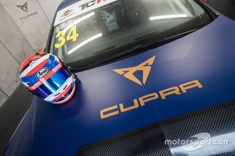 Il casco di Matteo Greco sul cofano della sua Cupra Leon TCR SEQ