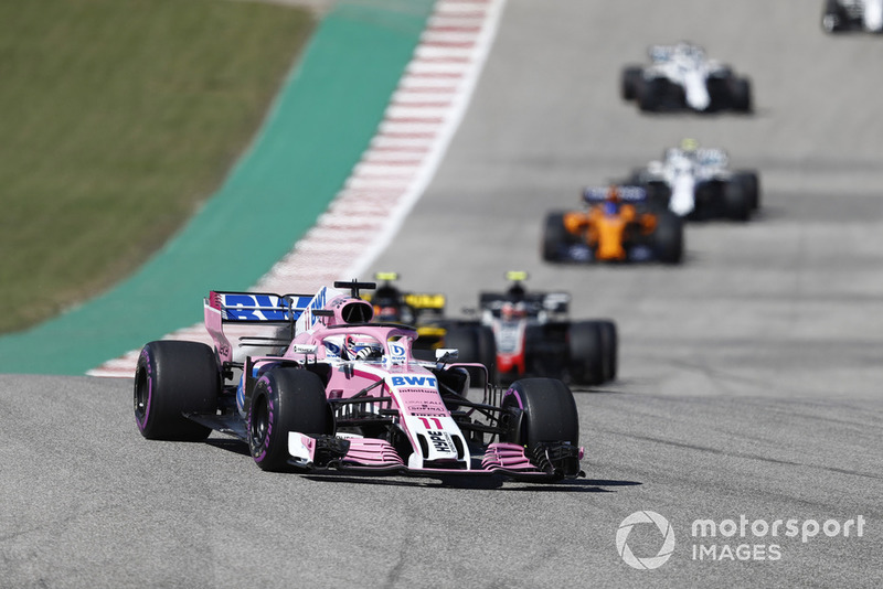 Sergio Perez, Racing Point Force India VJM11, Carlos Sainz Jr., Renault Sport F1 Team R.S. 18, Kevin Magnussen, Haas F1 Team VF-18, y el resto del grupo en la vuelta de formación.