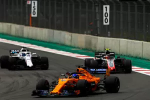 Fernando Alonso, McLaren MCL33, devant Kevin Magnussen, Haas F1 Team VF-18, et Lance Stroll, Williams FW41