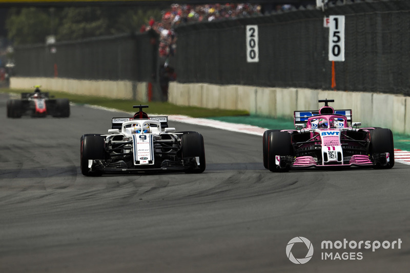 Marcus Ericsson, Sauber C37, battles with Sergio Perez, Racing Point Force India VJM11