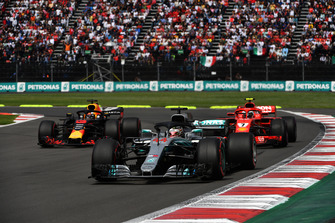 Lewis Hamilton, Mercedes-AMG F1 W09 leads Kimi Raikkonen, Ferrari SF71H and Daniel Ricciardo, Red Bull Racing RB14