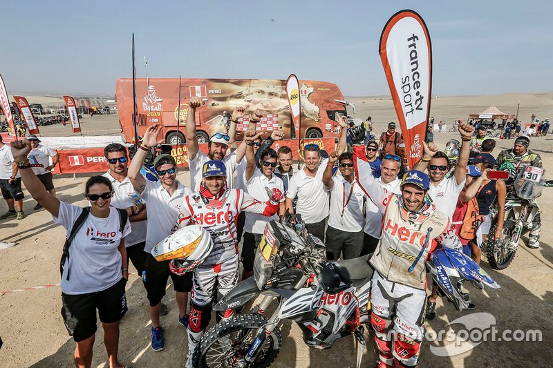 Joaquim Rodrigues, Oriol Mena con miembros del equipo HERO Motorsports