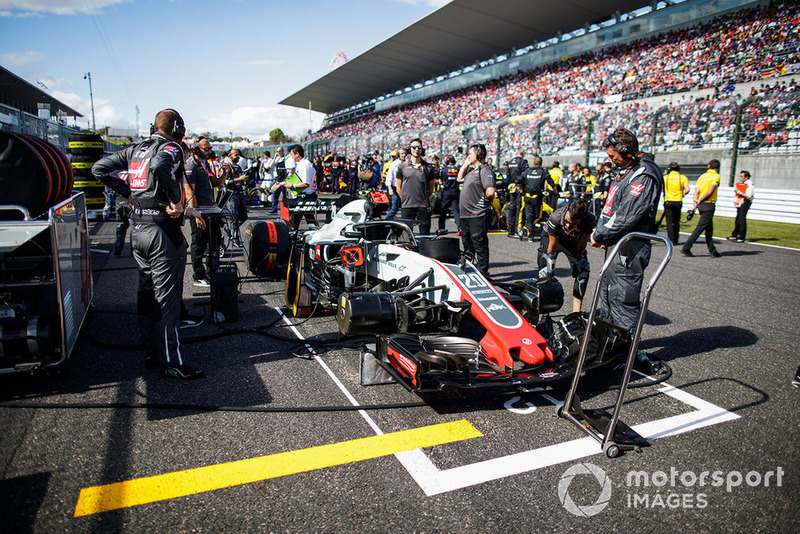 Ingenieros con el auto de Kevin Magnussen, Haas F1 Team VF-18