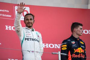 Lewis Hamilton, Mercedes AMG F1 et Max Verstappen, Red Bull Racing RB14 sur le podium 