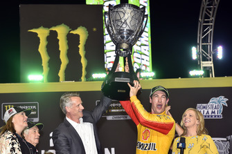 NASCAR Cup-Champion 2018: Joey Logano, Team Penske, Ford Fusion, mit NASCAR-Präsident Steve Phelps