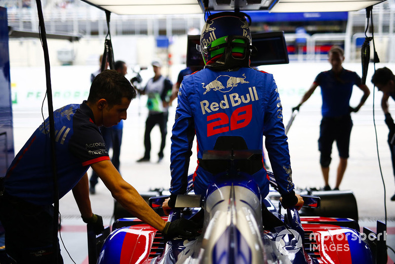 Brendon Hartley, Toro Rosso, enters his cockpit