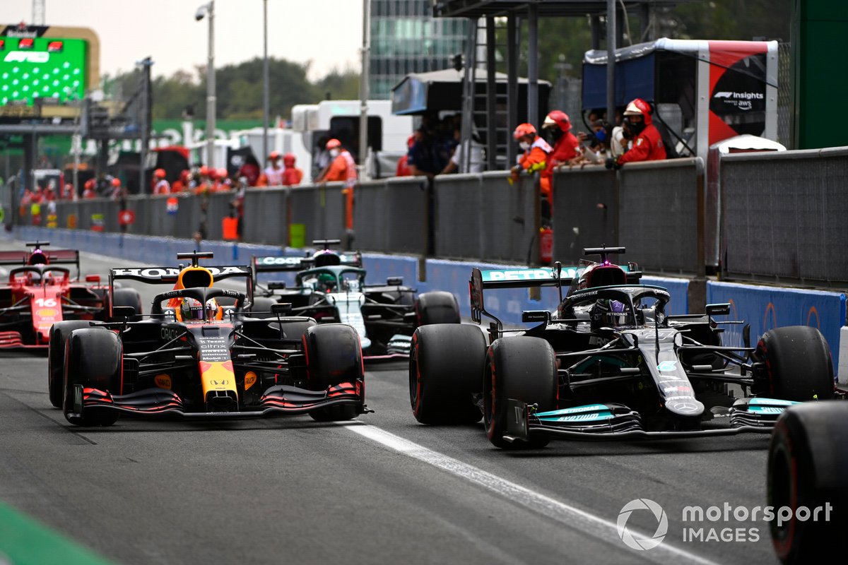 Lewis Hamilton, Mercedes W12, Max Verstappen, Red Bull Racing RB16B, di pit lane