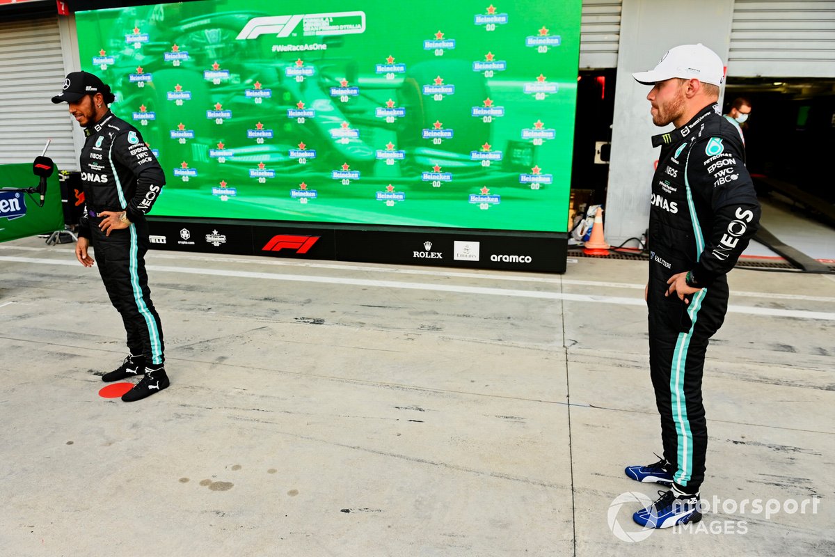 Ganador del primer puesto Valtteri Bottas, Mercedes, Lewis Hamilton, Mercedes