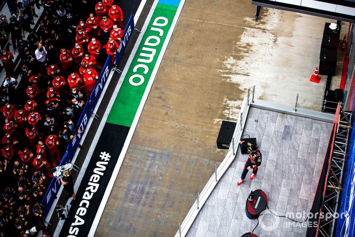 Max Verstappen, Red Bull Racing, 2a posizione, arriva sul podio