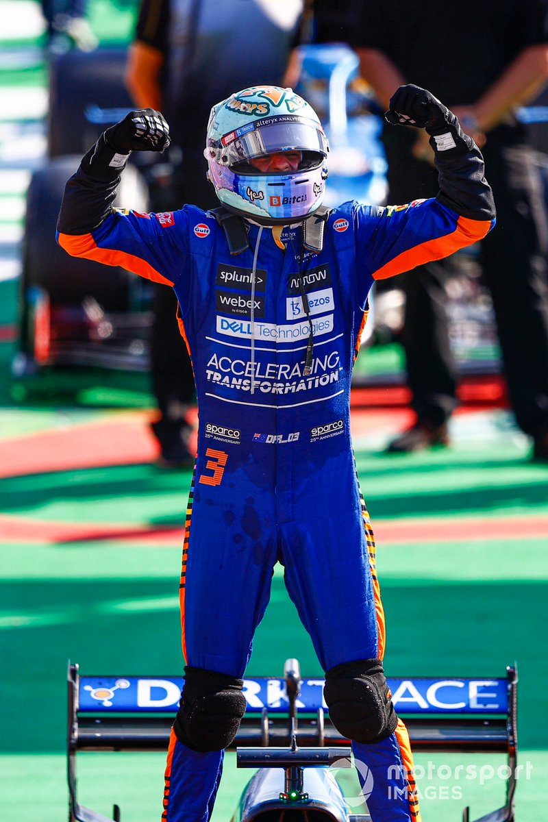 Daniel Ricciardo, McLaren, 1a posizione, festeggia all'arrivo nel Parc Ferme