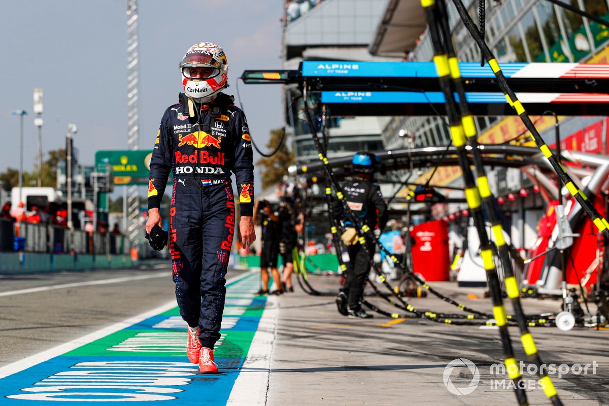 Max Verstappen, Red Bull Racing, berjalan kembali ke garasinya usai tabrakan dengan Lewis Hamilton, Mercedes, dalam F1 GP Italia di Monza