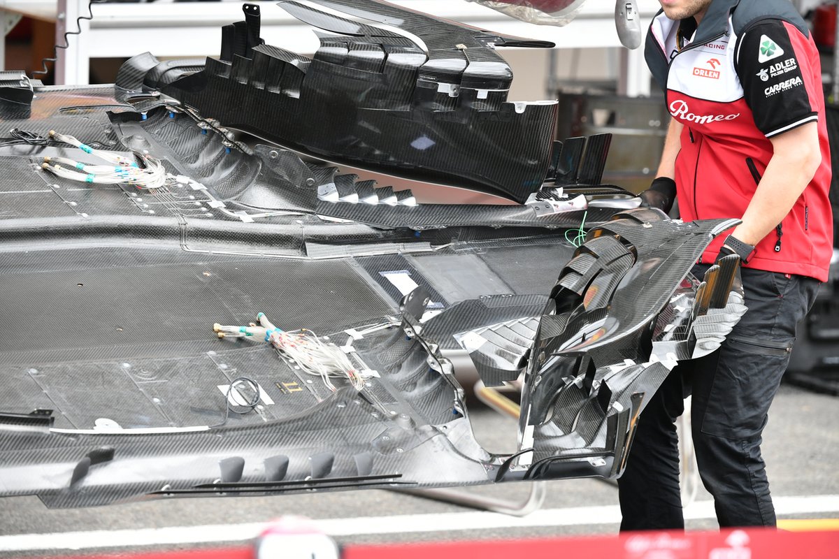 Outra foto do assoalho da Alfa Romeo enquanto é levado para a garagem, o que mostra as complexidades da montagem