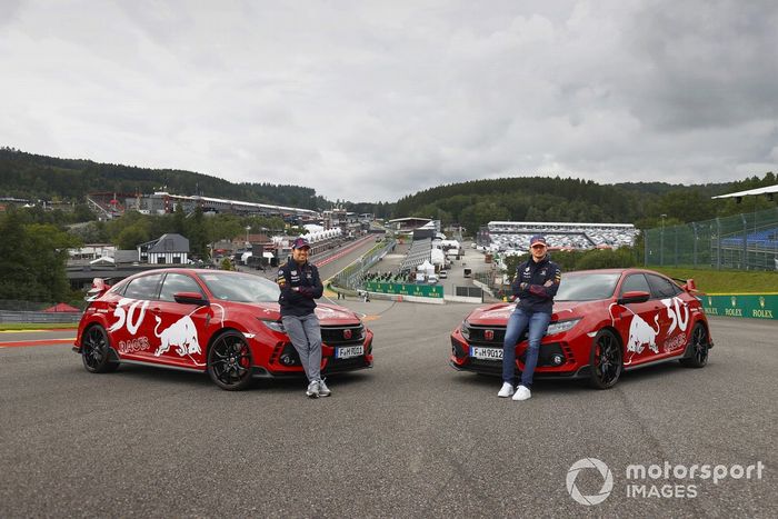 Sergio Pérez, Red Bull Racing, y Max Verstappen, Red Bull Racing, en un Honda Civic Type-R