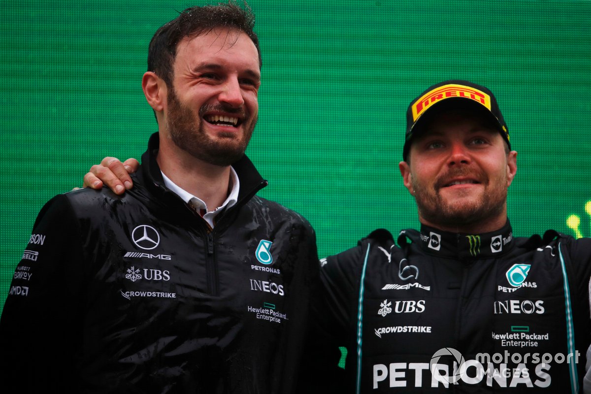 Il delegato del trofeo Mercedes e Valtteri Bottas, Mercedes, 1a posizione, sul podio