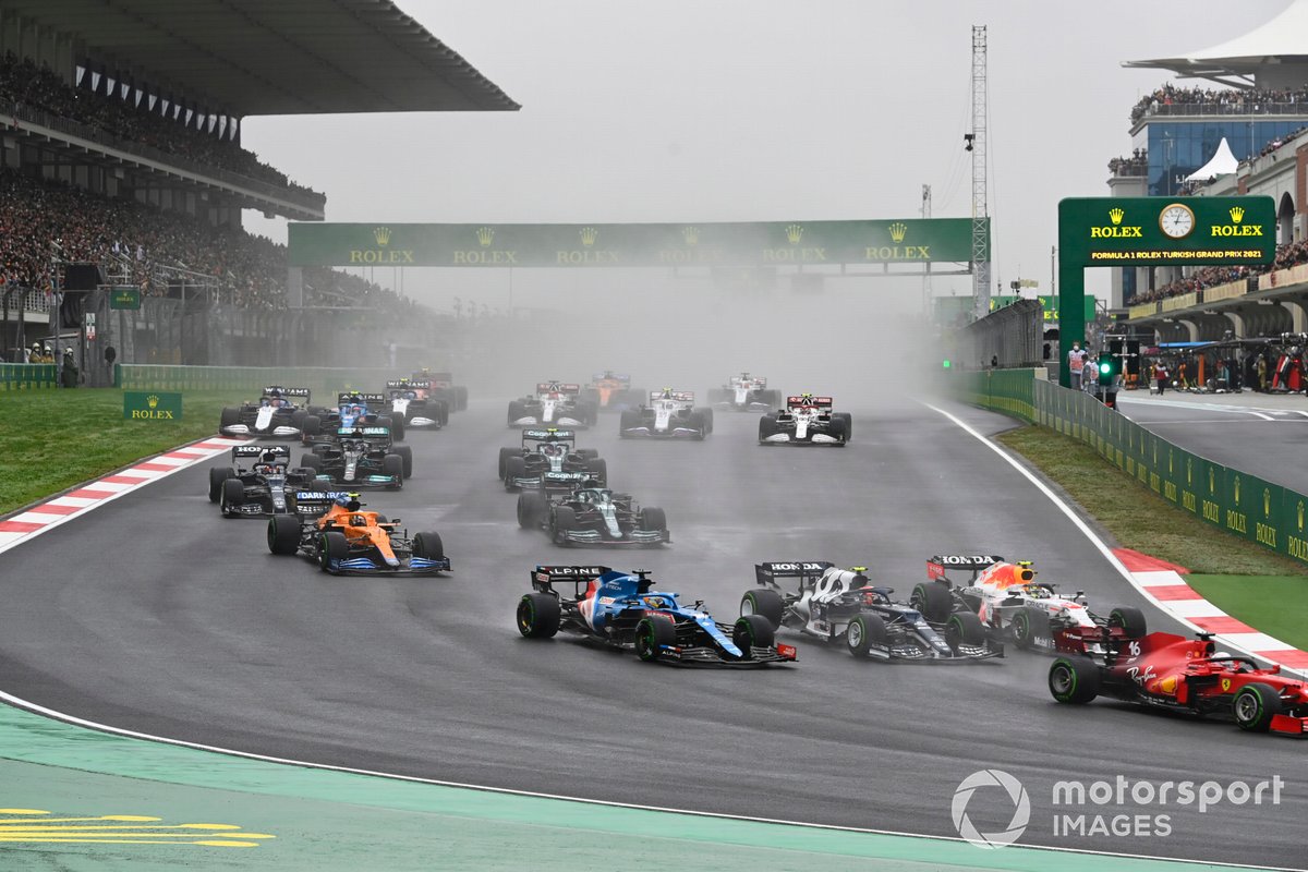 Charles Leclerc, Ferrari SF21, Sergio Perez, Red Bull Racing RB16B, Pierre Gasly, AlphaTauri AT02, Fernando Alonso, Alpine A521, Lando Norris, McLaren MCL35M e il resto delle auto alla partenza