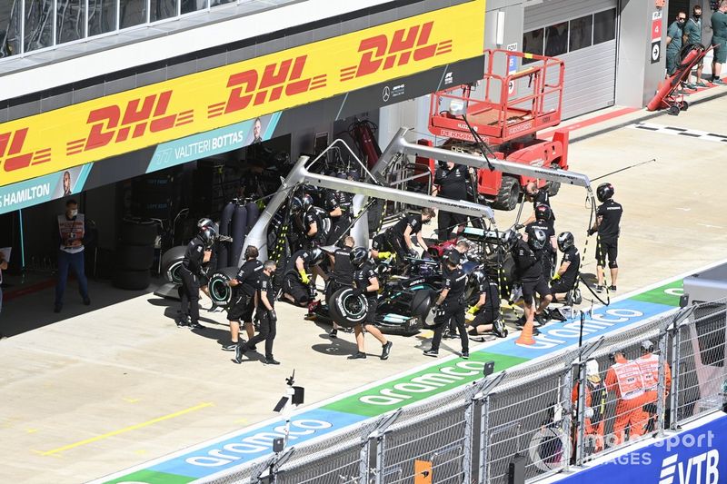 Lewis Hamilton, Mercedes W12, en el pitlane