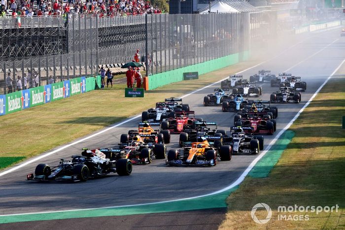 Valtteri Bottas, Mercedes W12, Max Verstappen, Red Bull Racing RB16B, Daniel Ricciardo, McLaren MCL35M, Lando Norris, McLaren MCL35M, Lewis Hamilton, Mercedes W12, Pierre Gasly, AlphaTauri AT02, al inicio