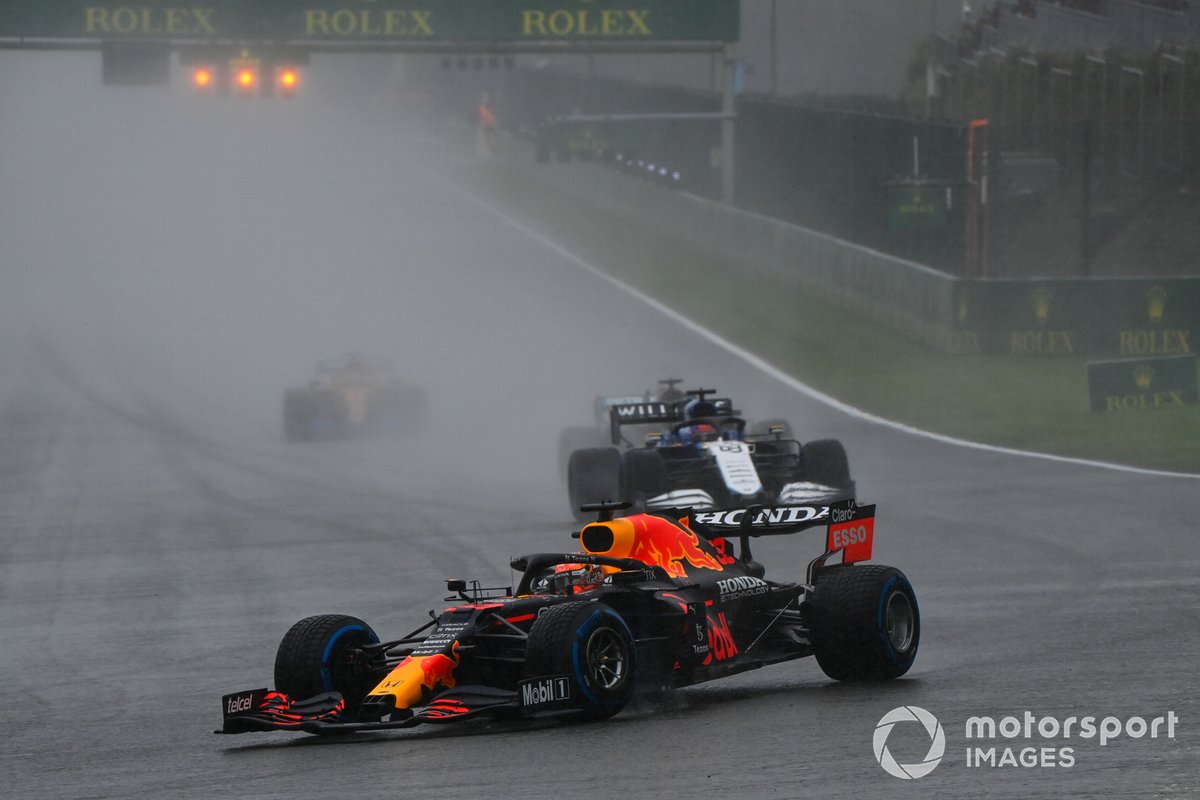 Max Verstappen, Red Bull Racing RB16B, George Russell, Williams FW43B