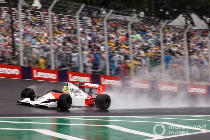 Lewis Hamilton conduce el McLaren MP4/5B de Ayrton Senna