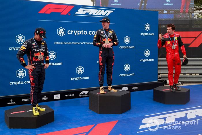 Sergio Pérez, Red Bull Racing, 3ª posición, Max Verstappen, Red Bull Racing, 1ª posición, Charles Leclerc, Ferrari, 2ª posición, en el podio de la Carrera Sprint