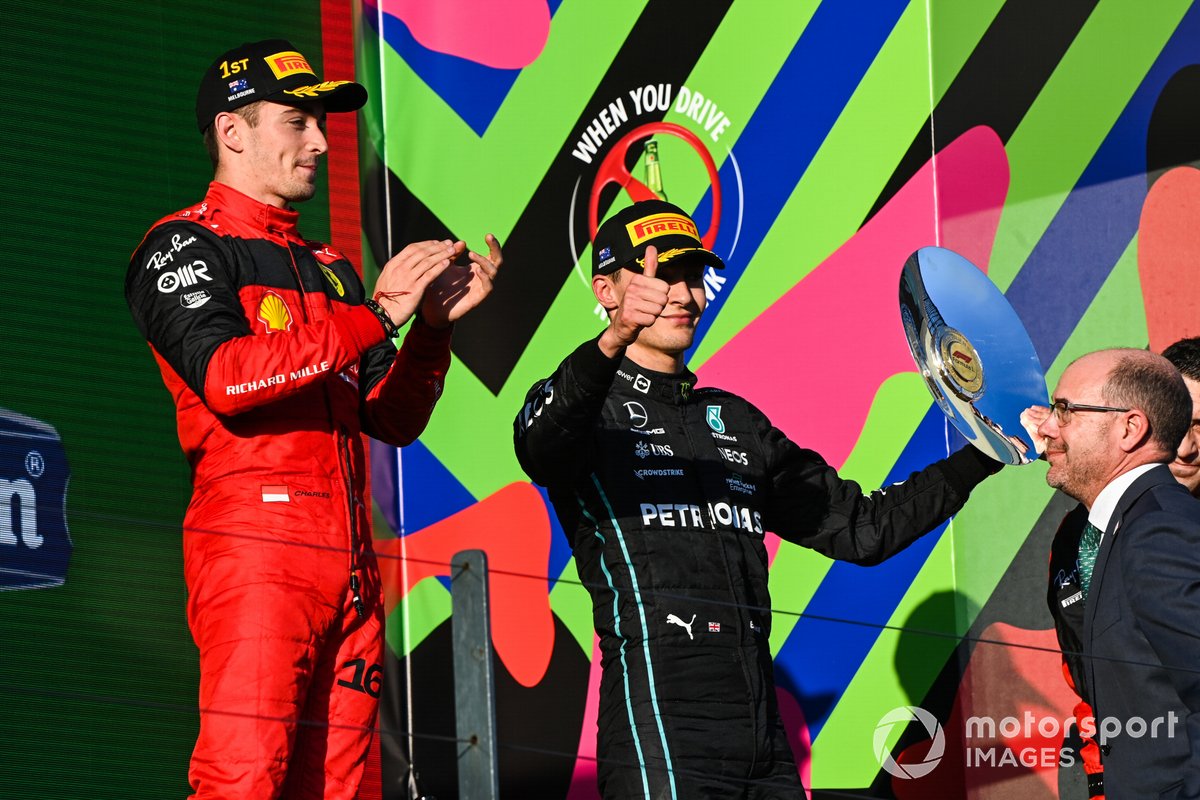 George Russell, Mercedes-AMG, tercero, recibe su trofeo