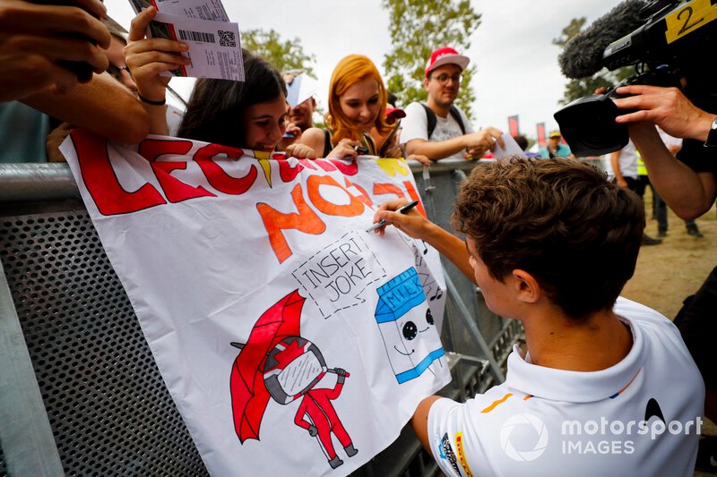Lando Norris, McLaren firma un autógrafo para un admirador