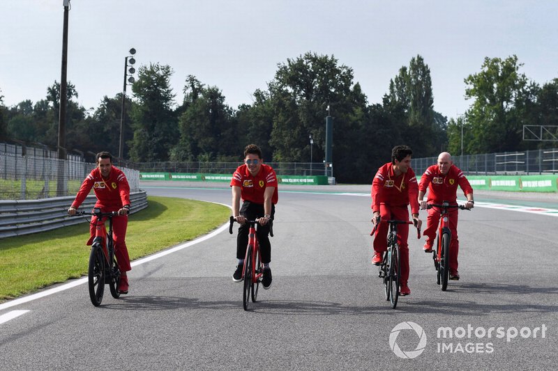 Charles Leclerc, Ferrari roule à vélo sur le circuit