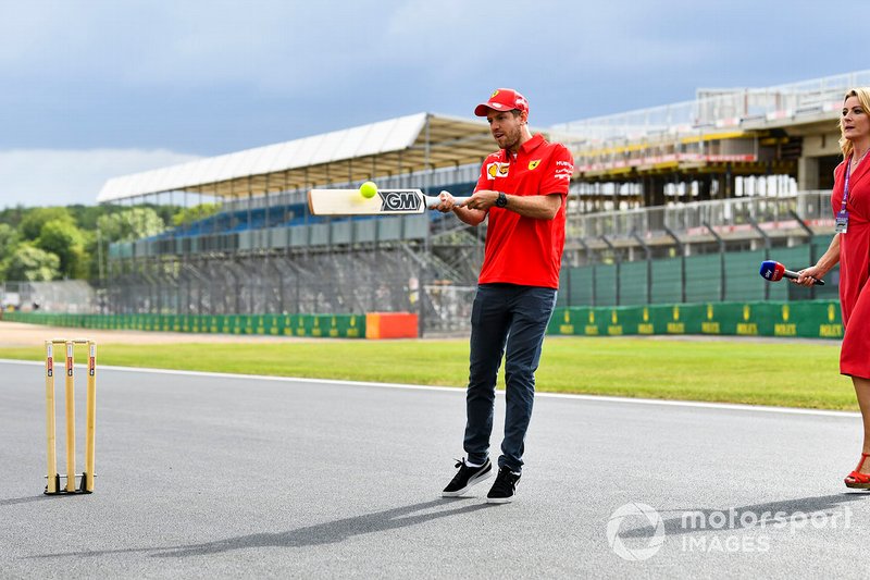 Sebastian Vettel, Ferrari, jugando a cricket