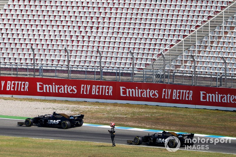 Romain Grosjean, Haas F1 Team VF-19, supera la monoposto ferma di Kevin Magnussen, Haas F1 Team VF-19