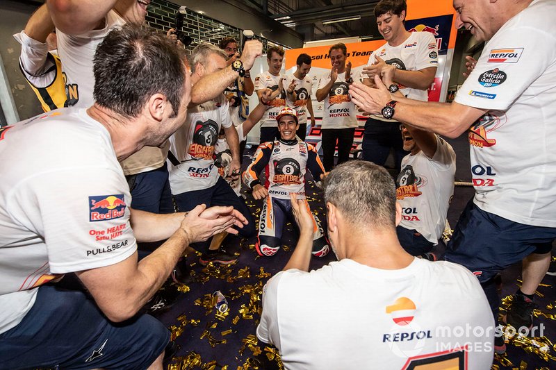 Campeón del mundo Marc Márquez, Repsol Honda Team celebra con el equipo