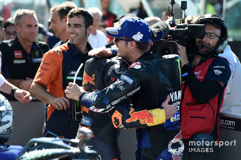 El autor de la pole Maverick Vinales, Yamaha Factory Racing, y Pol Espargaro, Red Bull KTM Factory Racing