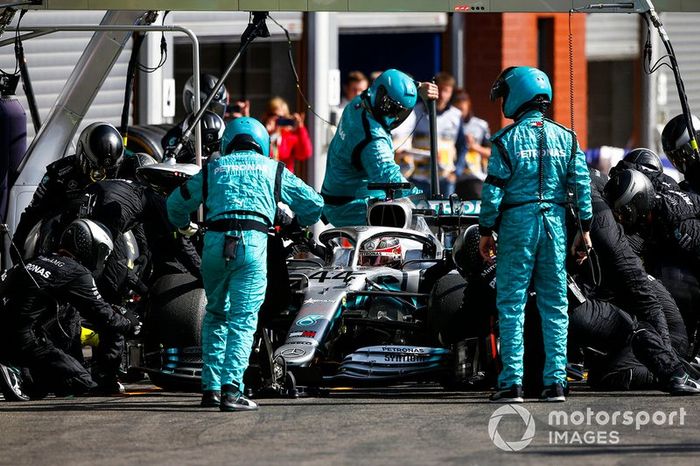 Lewis Hamilton, Mercedes AMG F1 W10, pit stop